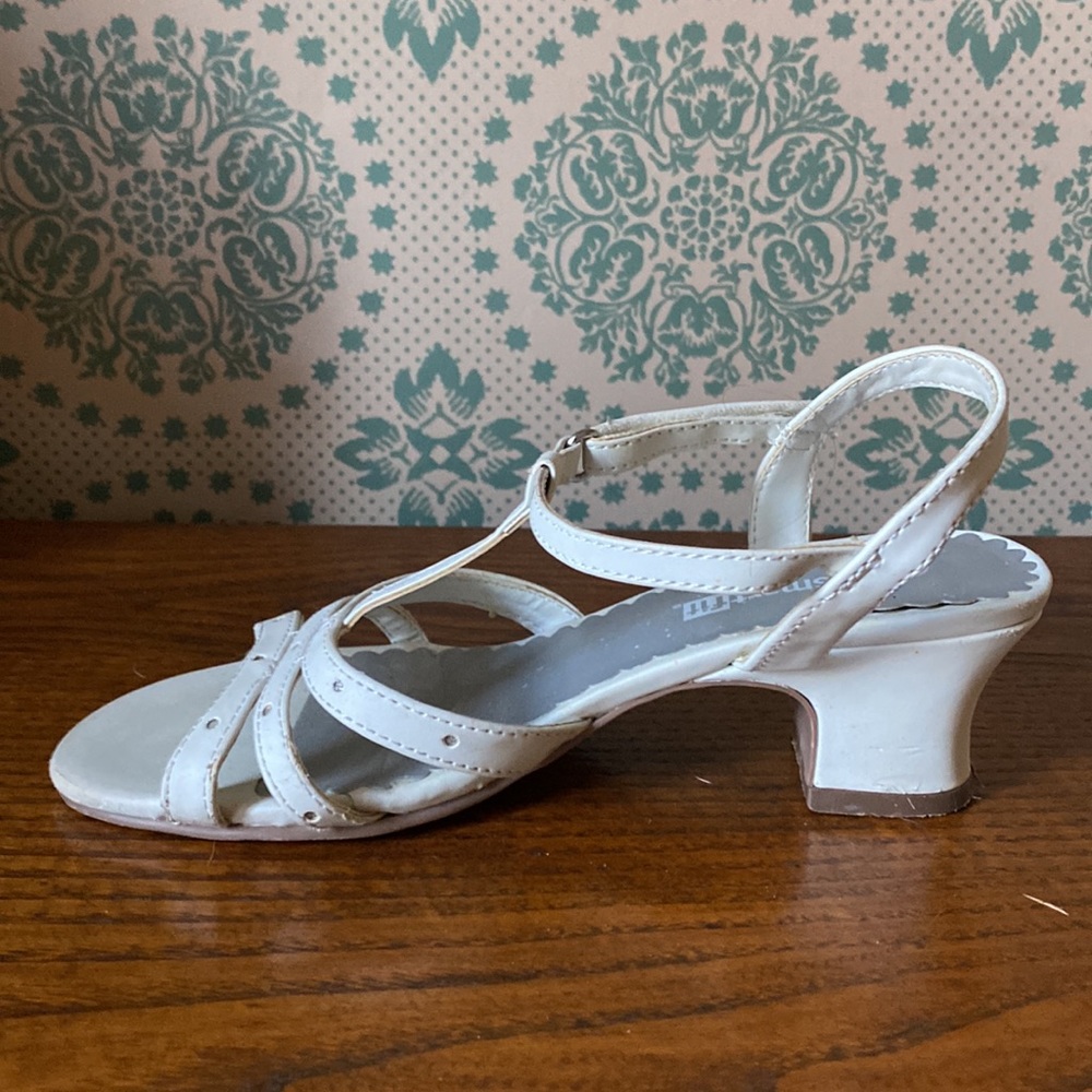 White sandal dress shoes, Size 1 ๐ท - Picture 4 of 8
